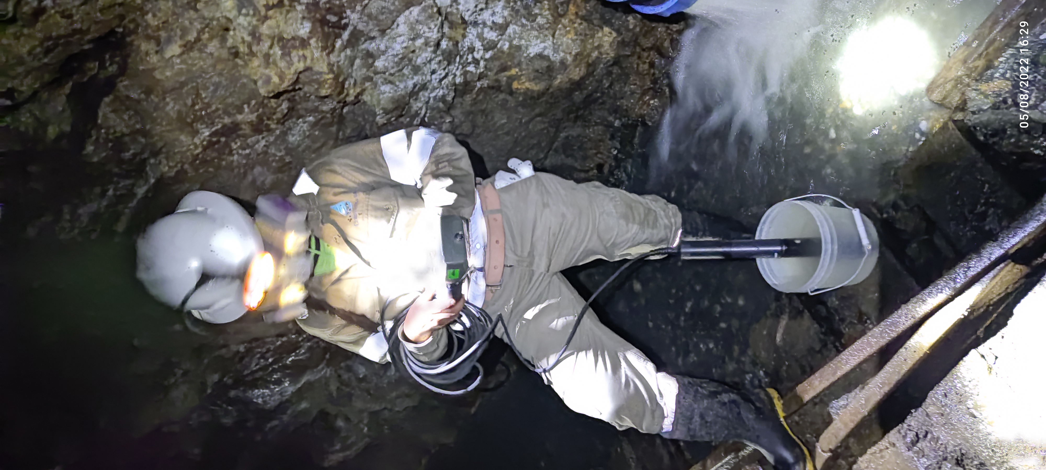 Trabajador con equipo de monitoreo